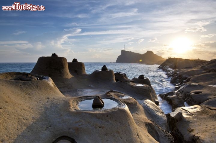 Yehliu Geopark a Taiwan, e le strane Candele di Mare -  Considerato una delle meraviglie natura dell'Asia, il geoparco Yehliu  si trova sulla parte più settentrionale dell'isola di Taiwan, su di una penisola di rocce sedimentarie che si protende nel Mar della Cina, non distante dalla città di Keelung City. In poche centinaia di metri la natura si è sbizzarrita con la formazione di stranissime forme d'erosione: dalle strane "candele di mare" uniche al mondo e che vediamo in foto, si passa ad una particolarissima "roccia a nido d'ape", si possono poi ammirare tre tipi di rocce a fungo, fino ad arrivare alle peculiari "Ginger Rocks! Se unite la presenza di fossili, ed altre rocce che ricordano forme di animali, la visita del parco si rivelerà una splendida occasione per delle magnifiche ed originali fotografie di scenari quasi extraterrestri.  -  © jeeaa.CHC / Shutterstock.com