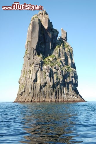 Isola Urup mare di Okhotsk, Isole Curili Russia - Questo scoglio particolare sembra quasi irreale: ma si tratta di un fenomeno geologico abbastanza comune! Ci troviamo infatti nelle Isole Curili, contese tra Russia e Giappone, costituite da una collana di vulcani. In questo caso abbiamo una classico esempio di basalti colonnari, cioè delle lave che raffreddandosi si fessurano creando delle specie di colonne, a volte molto regolari con profilo esagonale. Uno degli esempi più famosi è il Giant Causeway, il Selciato dei Giganti in Irlanda del Nord. Queste rocce si possono trovare anche in Italia, ad esempio nella gola dell'Alcantara in Sicilia, e in Trentino alto adige, ma uno spettacolo molto simile a questo dell'isola Russa, lo si può ammirare dalla barca, costeggiando la penisola di Scandola, in Corsica.