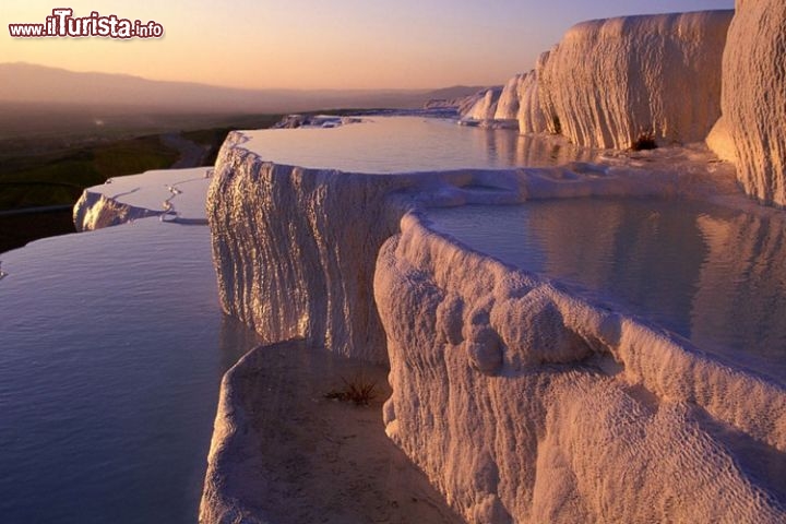 Pamukkale il castello di cotone, Turchia - E' un luogo di un fascino straordinario, con pochi rivali al mondo, forse solo il Minerva Terrace a Yellowstone può concorrere con analoga bellezza. Le acque calde di Pamukkale, nell'ovest della Turchia, sono ricche di sali minerali, e depositano queste bianche croste che rendono la cascata praticamente pietrificata.