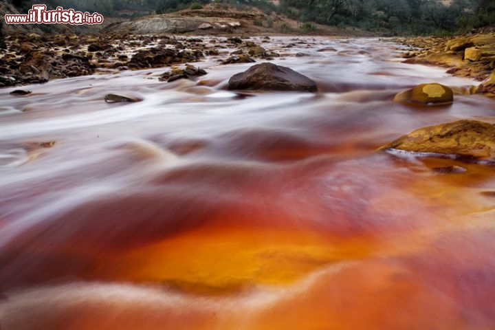 Rio Tinto, Andalusia - Questo incredibile fiume si trova sulle montagne della Sierra Morena, in Andalusia nel sud della Spagna, non lontano dalla località di Huesca. Attraversa una zona ricchissima di minerali, tanto che era conosciuto per le sue miniere fin dall'antichità. Le acque del fiume hanno una marcata tonalità rossa, per la presenza di ferro disciolto. Il fiume possiede delle acque particolarmente acide, con PH 2,2 solamente, che unito alla presenza di numerosi metalli pesanti, rende la balneazione, fortemente sconsigliata.

Foto © NASA