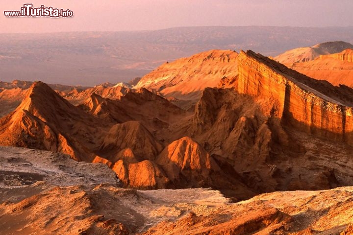 Moon Valley a San Pedro, deserto di Atacama - La valle della Luna è un luogo di grande fascino, che deve essere visto al tramonto: solo quando il sole è basso sull'orizzonte le sue rocce assumono una incredibile colorazione arancione, a tratti di un rosa intenso, che contrasta con il bianco dei depositi salini: un luogo davvero particolare, e dal fascino straordianario