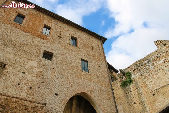 Immagine La vista all'ingresso di Castel Sismondo a Rimini, la grande Rocca dei Malatesta