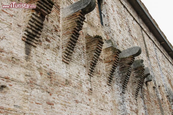 Immagine Particolare delle mura della Rocca Malatestiana a Rimini