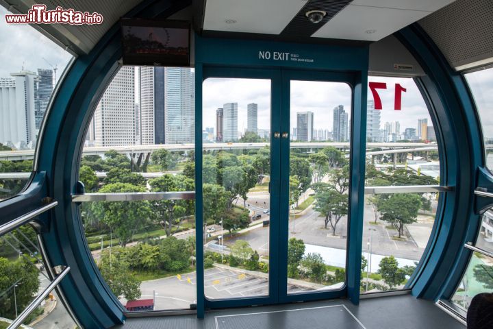 Immagine Dentro ad una cabina della ruota panoramica Singapore Flyer - © Victor Maschek / Shutterstock.com