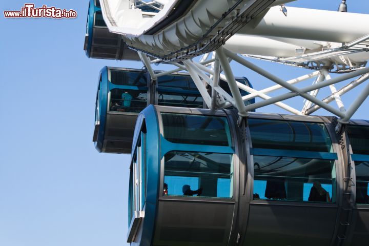 Immagine Le "capsule" le spaziose cabine di Singapore Flyer - © ZRyzner / Shutterstock.com