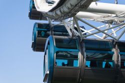 Le "capsule" le spaziose cabine di Singapore Flyer - © ZRyzner / Shutterstock.com 