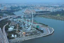 La ruota di SIngapore Flyer fotografata dal complesso di  Marina Bay Sands - © Ritu Manoj Jethani / Shutterstock.com 