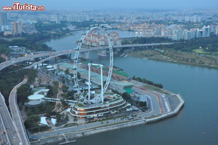 Immagine La ruota di SIngapore Flyer fotografata dal complesso di  Marina Bay Sands - © Ritu Manoj Jethani / Shutterstock.com