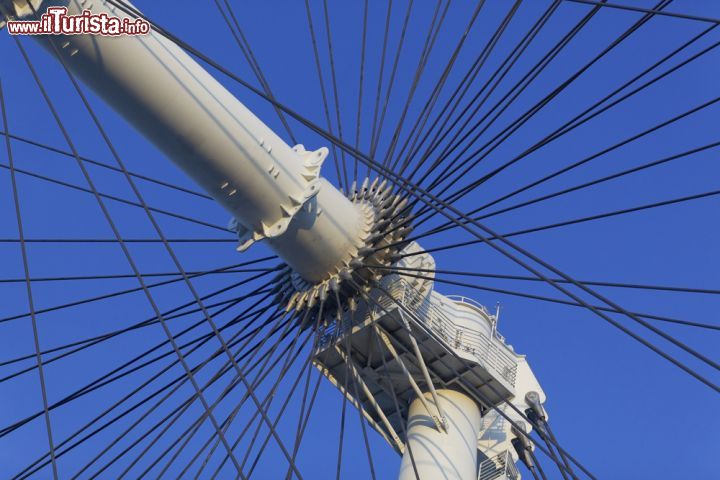 Immagine Un particolare della struttura portante di Singapore Flyer, la ruota panoramica più alta di tutta l'Asia - © Milind Arvind Ketkar / Shutterstock.com