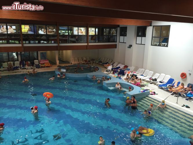 Immagine Turisti si rilassano nella grande piscina coperta delle Terme di Bibione