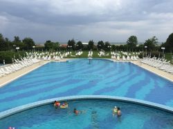 La grande piscina scoperta delle Terme di Bibione, ideale per il relax nelle calde giorante estive