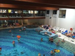 Turisti si rilassano nella grande piscina coperta delle Terme di Bibione