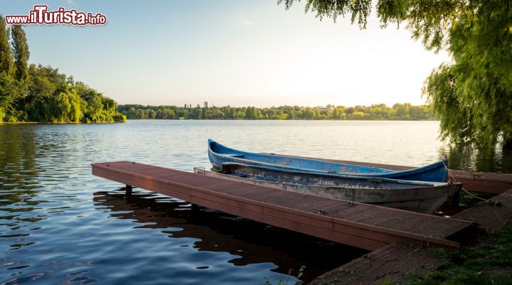 Immagine Barche sul lago di Herastrau nel grande parco del centro di Bucarest in ROmania