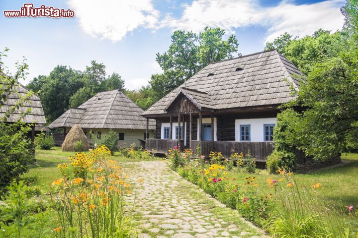 Immagine Il museo di Dimitrie Gusti, con una ricostruzione di uno storico villaggio si trova nel parco di Herastrau a bucarest - © Radu Bercan / Shutterstock.com