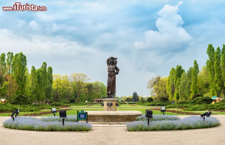 Immagine La fontana Modura si trova all'interno del Herastrau Park a Bucarest - © Daniel Caluian / Shutterstock.com