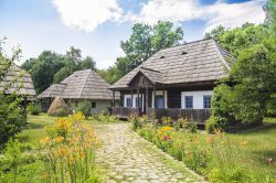 Il museo di Dimitrie Gusti, con una ricostruzione di uno storico villaggio si trova nel parco di Herastrau a bucarest - © Radu Bercan / Shutterstock.com 