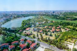 Panorama del fiume Dâmbovița e il parco di Herastrau (con l'omonimo lago) nel centro di Bucarest, in Romania- © Sogodel Vlad / Shutterstock.com 