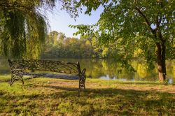 Una panchina ed un suggestivo scorcio del parco di Herastrau a Bucarest