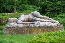 Una statua di una ninfa dormiente nel parco di Herastrau a Bucarest - © Daniel Caluian / Shutterstock.com 