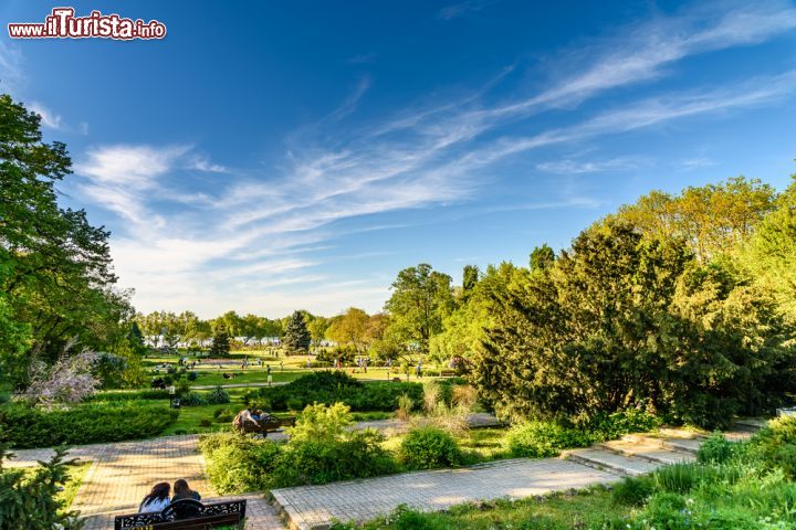 Immagine Relax nel polmone verde di Bucarest, il parco di Herastrau nel centro della città - © Radu Bercan / Shutterstock.com