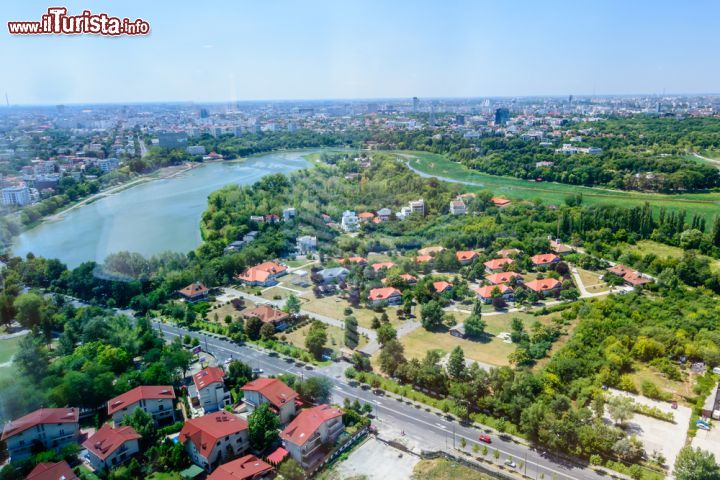 Immagine Panorama del fiume Dâmbovița e il parco di Herastrau (con l'omonimo lago) nel centro di Bucarest, in Romania- © Sogodel Vlad / Shutterstock.com