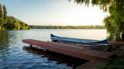 Barche sul lago di Herastrau nel grande parco del centro di Bucarest in ROmania