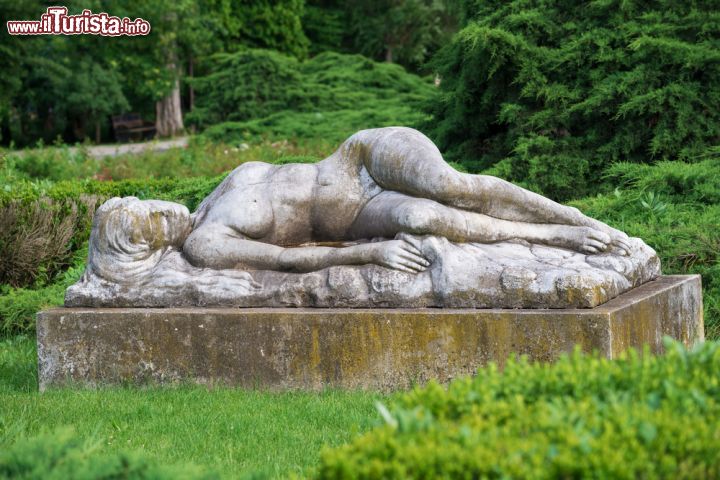Immagine Una statua di una ninfa dormiente nel parco di Herastrau a Bucarest - © Daniel Caluian / Shutterstock.com
