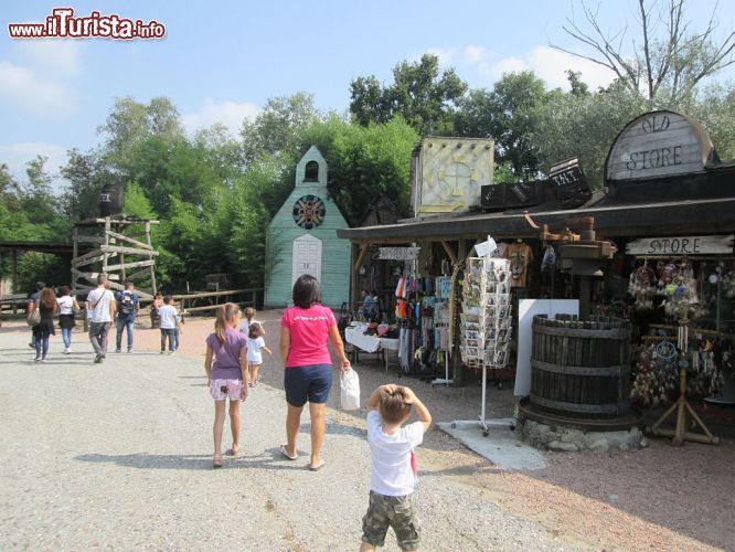 Immagine Famiglie con bambini in visita all'area divertimento del Safari Park di Pombia - © Cash2013 - CC BY-SA 3.0 - Wikipedia