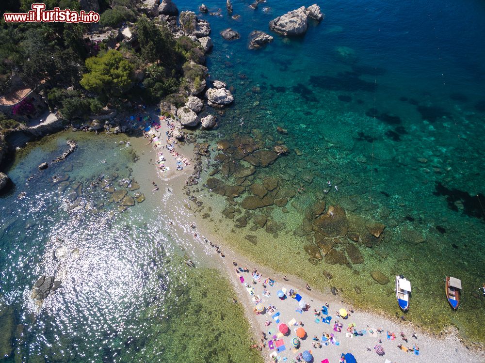Immagine Il sottile istmo che collega Taormina con Isola Bella, Sicilia orientale