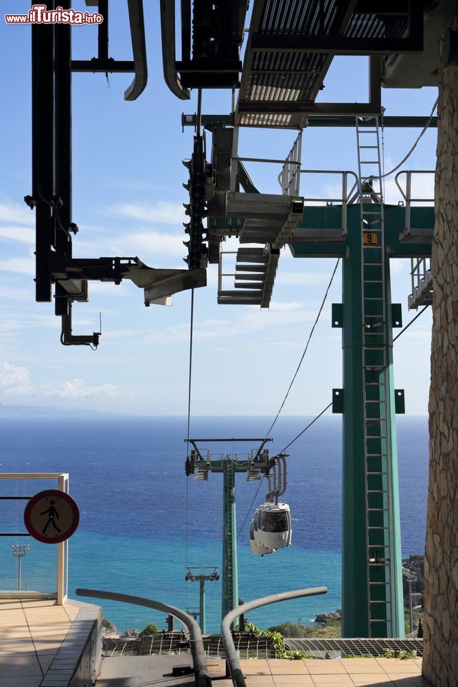 Immagine La funivia di Taormina è uno dei modi migliori per raggiungere L'Isola Bella sulla costa