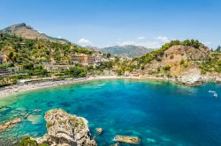 Il panorama dall'Isolabella e la vicina spiaggia di Taormina, in Sicilia