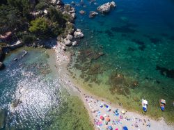 Il sottile istmo che collega Taormina con Isola Bella, Sicilia orientale
