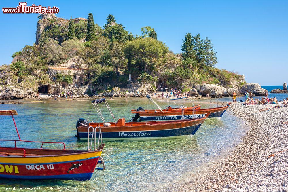 Immagine Turisti e barche nei pressi dell'Isolabella di Taormina - © andras_csontos / Shutterstock.com