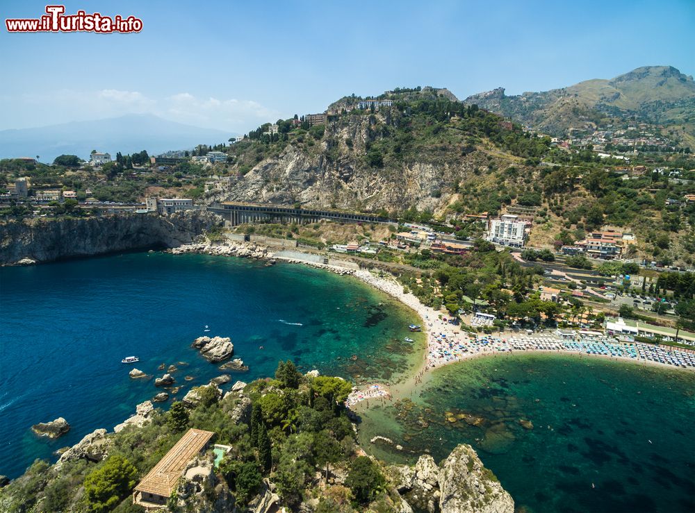 Immagine Vista aerea dell'Isola Bella di Taormina e le spiagge antistanti