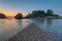 Alba sull'Isola Bella: uno degi spettacoli di Taormina