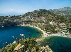 Vista aerea dell'Isola Bella di Taormina e le spiagge antistanti