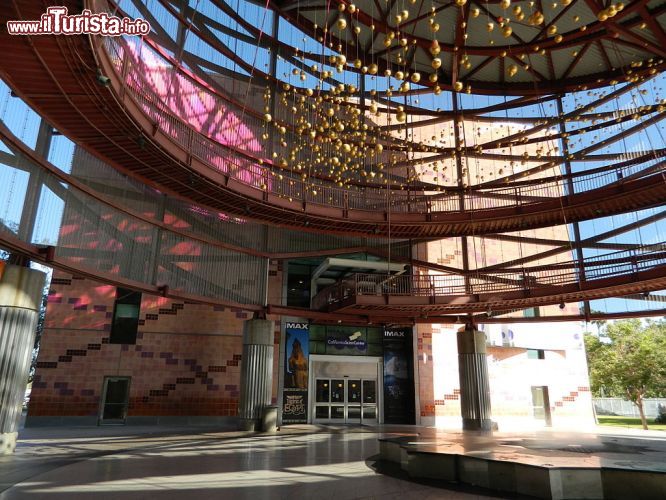 Immagine Il teatro IMAX all'interno del complesso del California Science Center di Los Angeles - © Jengod - CC BY-SA 3.0 - Wikipedia