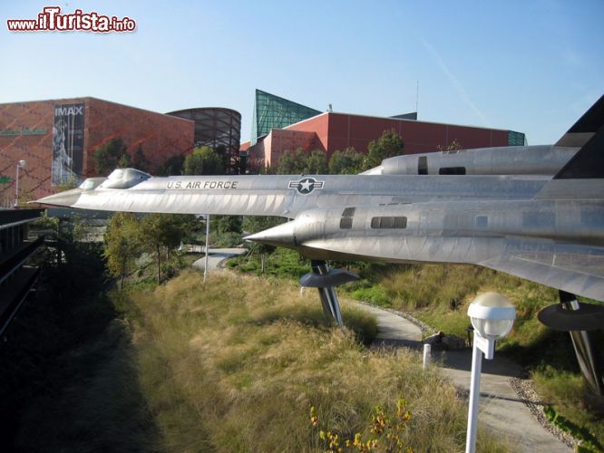 Immagine Lockheed A-12 Blackbird "parcheggiato" all'esterno del California Science Center di Los Angeles - © Richard Kim - CC BY 3.0 - Wikipedia