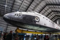 L'ultimo Space Shuttle che ha volato: la navicella Endeavour è ospitata in un hangar del California Science Center di Los Angeles