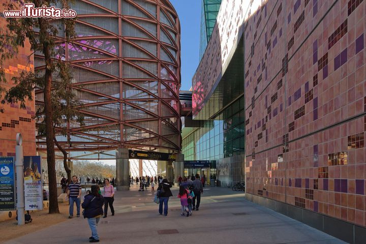 Immagine Turisti in visita al California Science Center di Los Angeles - ©  King of Hearts - CC-BY-SA-3.0, - Wikipedia