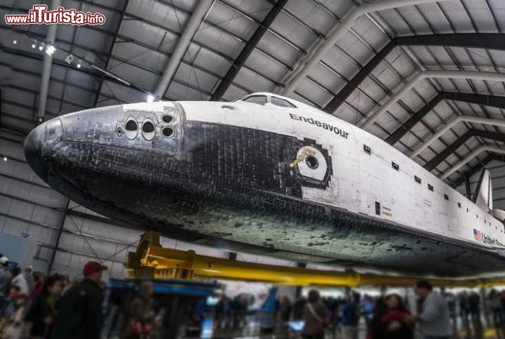 Immagine L'ultimo Space Shuttle che ha volato: la navicella Endeavour è ospitata in un hangar del California Science Center di Los Angeles