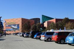 Il parcheggio e il panorama degli edifici del California Science Center di Los Angeles - ©  King of Hearts - CC-BY-SA-3.0, - Wikipedia