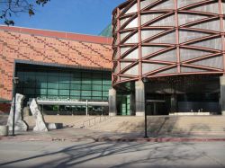 L'ingresso del California Science Center di Los Angeles - © Richard Kim - CC BY 3.0 - Wikipedia