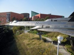 Lockheed A-12 Blackbird "parcheggiato" all'esterno del California Science Center di Los Angeles - © Richard Kim - CC BY 3.0 - Wikipedia