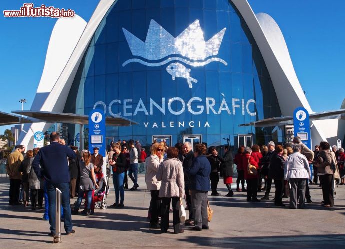 Immagine Turisti in fila per entrare nell'Oceanografic, il grande acquario di Valencia - © Emilio100 / Shutterstock.com
