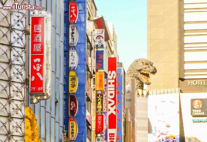 Immagine La statua di Godzilla si affaccia tra i grattacieli del quartiere di Shinjuku a Tokyo. Un'altra statua del famoso mostro si trova a Tokyo Midtown - © Vassamon Anansukkasem / Shutterstock.com
