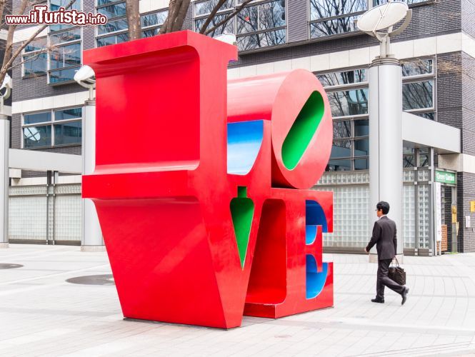 Immagine La statua LOVE di Tokyo una delle attrazioni del quartiere Shinjuku - © Pabkov / Shutterstock.com