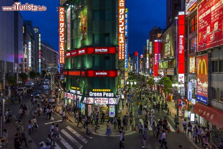 Immagine La zona di Golden Gai in East Shinjuku, il quartiere del centro di Tokyo - © Greir / Shutterstock.com