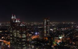 Grattacieli di Shinjuku fotografati di notte dall'hotel Park Hyatt di Tokyo