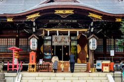 Il piccolo santuario scintoista di Kumano si trova nel quartiere Shinjuku di Tokyo